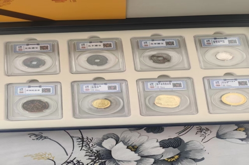 一位来自江苏省镇江市的邰老师，有一些藏品和老物件，急需出手，有意者联系，价格好商量。