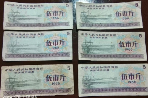 一位来自北京市朝阳区的郁老师，有一些藏品和老物件，急需出手，有意者联系，价格好商量。