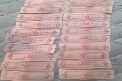 一位来自湖南省怀化市的于老师，有一些藏品和老物件，急需出手，有意者联系，价格好商量。