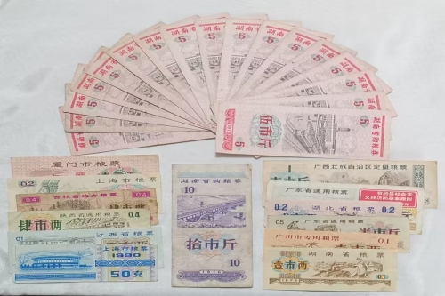 一位来自湖南省长沙市的肖老师，有一些藏品和老物件，急需出手，有意者联系，价格好商量。