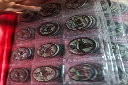 一位来住江苏省南京市玄武区的冉老师，有一些藏品和老物件，急需出手，有意者联系，价格好商量。👍