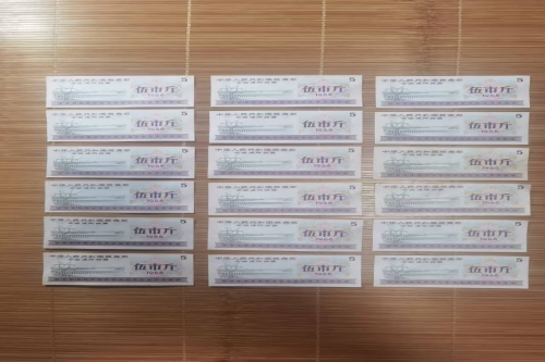 一位来自浙江杭州市的金老师，有一些藏品和老物件，急需出手，有意者联系，价格好商量。