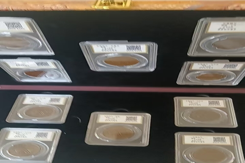 一位来自广东省的严老师，有一些藏品和老物件，急需出手，有意者联系，价格好商量。