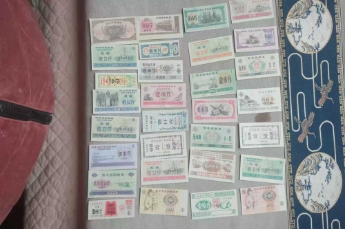 一位来自浙江省衢州市的谢老师，有一些藏品和老物件，急需出手，有意者联系，价格好商量。