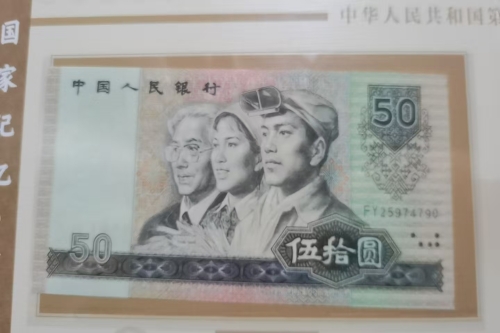 一位来自广东省佛山市的陈老师，有一些藏品和很好的老物件，急需找到爱好的收藏家，有意者请联系我。目前藏友老师比较着急，只要您是真心诚意想要收藏，一切好商量。