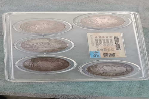 一位来自贵州省罗甸县的毛老师，有一些藏品和老物件，急需出手，有意者联系，价格好商量。