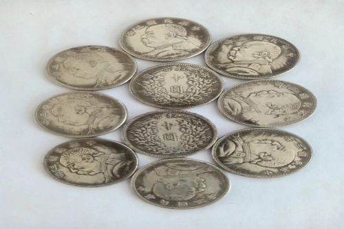 一位来自浙江省的徐老师，有一些藏品和老物件，急需出手，有意者联系，价格好商量。 