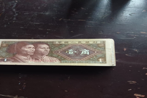 一位来自湖南省漣源市的肖老师，有一些藏品和很好的老物件，急需找到爱好的收藏家，有意者请联系我。目前藏友老师比较着急，只要您是真心诚意想要收藏，一切好商量。