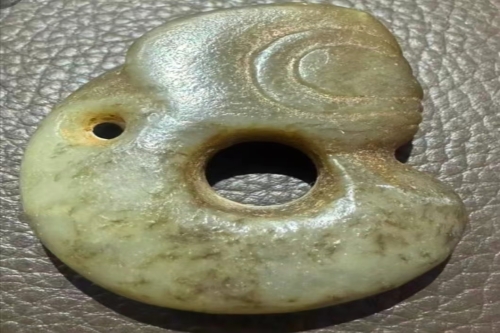 一位来自江苏省的渠老师，有一些藏品和老物件，急需出手，有意者联系，价格好商量。 