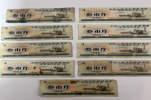 一位来自浙江省宁波市的俞老师，有一些藏品和老物件，急需出手，有意者联系，价格好商量。