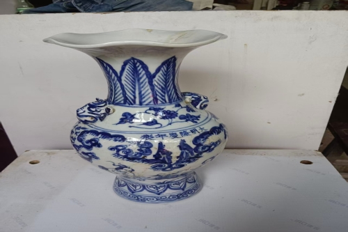 一位来自湖南省邵阳市的唐老师，有一些藏品和老物件，急需出手，有意者联系，价格好商量。