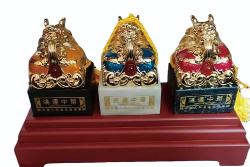 一位来自山东省济南市的宋老师，有一些藏品和老物件，急需出手，有意者联系，价格好商量。