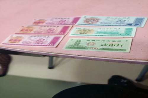 一位来自河南省郑州市的李老师，有一些藏品和很好的老物件，急需找到爱好的收藏家，有意者请联系我。目前藏友老师比较着急，只要您是真心诚意想要收藏，一切好商量。