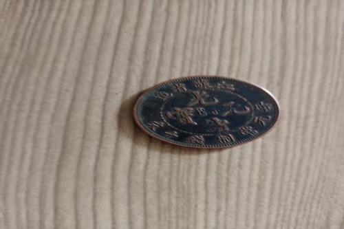 一位来住山东省济南市的吕老师，有一些藏品和老物件，急需出手，有意者联系，价格好商量。