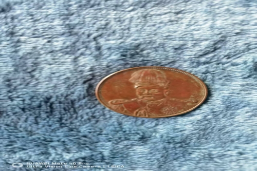 一位来自上海省的郭老师，有一些藏品和老物件，急需出手，有意者联系，价格好商量。 