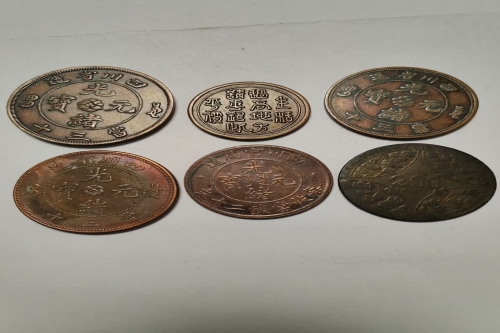 一位来自广西壮族自治区的陈老师，有一些藏品和老物件，急需出手，有意者联系，价格好商量。