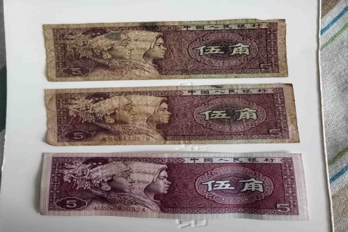 一位来自河北省沧州市的郑老师，有一些藏品和很好的老物件，急需找到爱好的收藏家，有意者请联系我。目前藏友老师比较着急，只要您是真心诚意想要收藏，一切好商量。