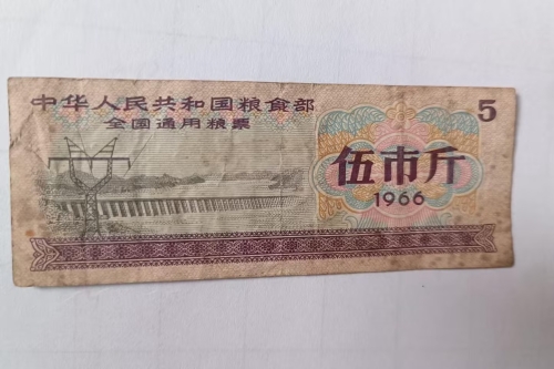 一位来自上海市松江的明老师，有一些藏品和老物件，急需出手，有意者联系，价格好商量。