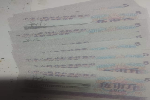 一位来住安微省合肥市的张老师，有一些藏品和老物件，急需出手，有意者联系，价格好商量。