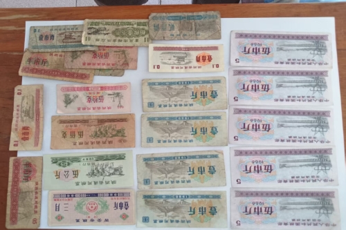 一位来自陕西省宝鸡市的安老师，有一些藏品和很好的老物件，急需找到爱好的收藏家，有意者请联系我。目前藏友老师比较着急，只要您是真心诚意想要收藏，一切好商量。