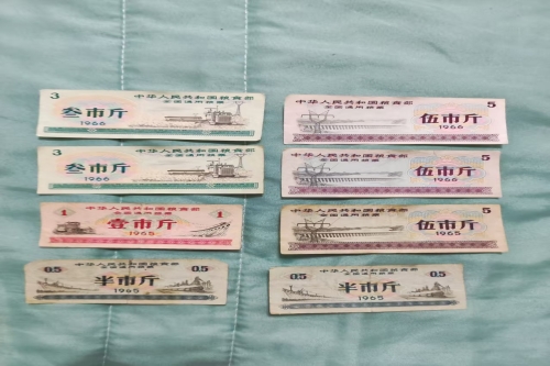 一位来自辽宁省沈阳市的罗老师，有一些藏品和老物件，急需出手，有意者联系，价格好商量。