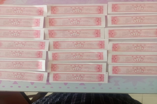 一位来自江苏省南通市的王老师，有一些藏品和很好的老物件，急需找到爱好的收藏家，有意者请联系我。目前藏友老师比较着急，只要您是真心诚意想要收藏，一切好商量。