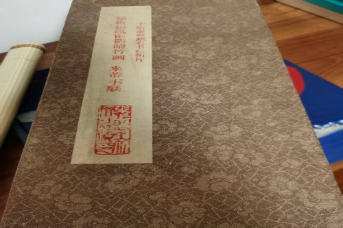 一位来自北京市丰台区的刘老师，有一些藏品和很好的老物件，急需找到爱好的收藏家，有意者请联系我。目前藏友老师比较着急，只要您是真心诚意想要收藏，一切好商量。