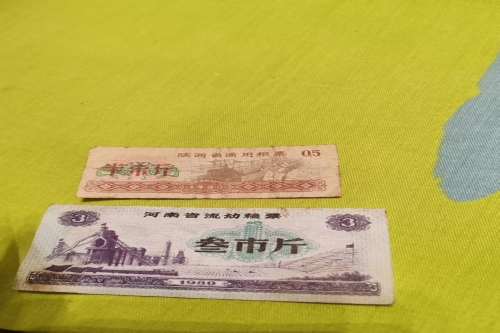 一位来自陕西省的王老师，有一些藏品和老物件，急需出手，有有意者联系，价格好商量。