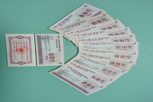 一位来住湖南省益阳市的晏老师，有一些藏品和老物件，急需出手，有意者联系，价格好商量。。