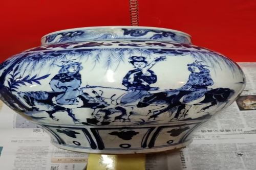 一位来自上海市徐汇区的谈老师，有一些藏品和老物件，急需出手，有意者联系，价格好商量。