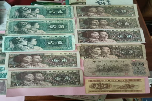 一位来自江西省崇义县的肖老师，有一些藏品和很好的老物件，急需找到爱好的收藏家，有意者请联系我。目前藏友老师比较着急，只要您是真心诚意想要收藏，一切好商量。