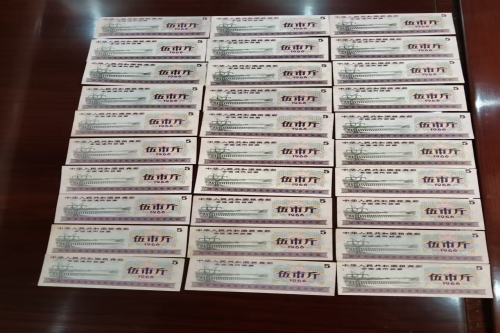 一位来自湖南省邵阳市的尹老师，有一些藏品和老物件，急需出手，有意者联系，价格好商量。