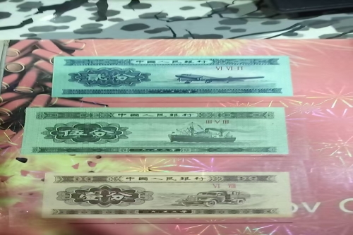 一位来自浙江省的黄老师，有一些藏品和老物件，急需出手，有意者联系，价格好商量。 