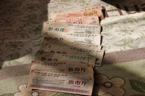  一位来自山东省蓬莱区的杨老师，有一些藏品和老物件，急需出手，有意者联系，价格好商量。