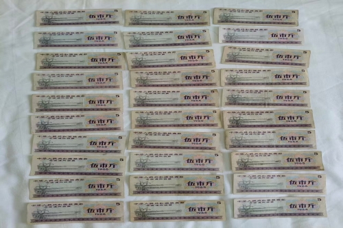 一位来自陕西省西安市的张老师，有一些藏品和老物件，急需出手，有意者联系，价格好商量。