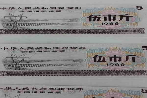 一位来自黑龙江省齐齐哈尔市的艾老师，有一些藏品和很好的老物件，急需找到爱好的收藏家，有意者请联系我。目前藏友老师比较着急，只要您是真心诚意想要收藏，一切好商量。