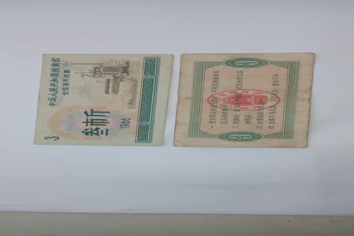 一位来自湖北省黄冈市的程老师，有一些藏品和老物件，急需出手，有意者联系，价格好商量。