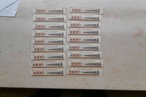 一位来自安微省蚌埠市的杨老师，有一些藏品和老物件，急需出手，有意者联系，价格好商量。