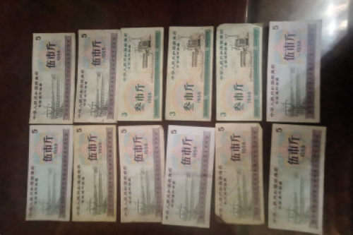  一位来自北京市的李老师，有一些藏品和老物件，急需出手，有意者联系，价格好商量