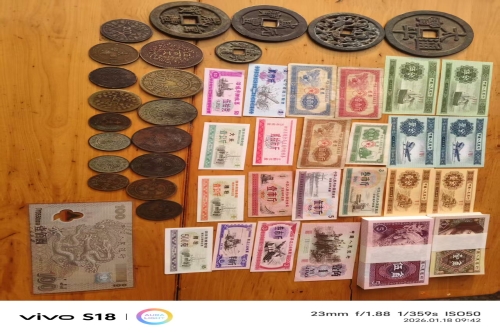 一位来自四川省的杨老师，有一些藏品和老物件，急需出手，有意者联系，价格好商量。