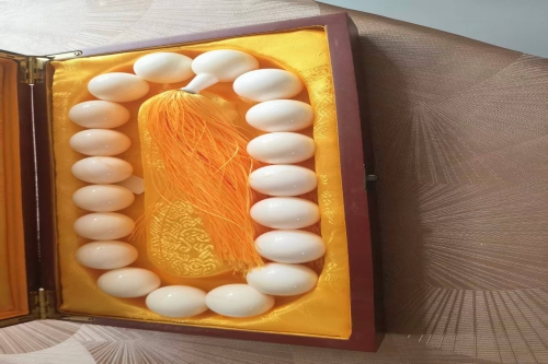 一位来自河南省的狄老师，有一些藏品和老物件，急需出手，有意者联系，价格好商量。