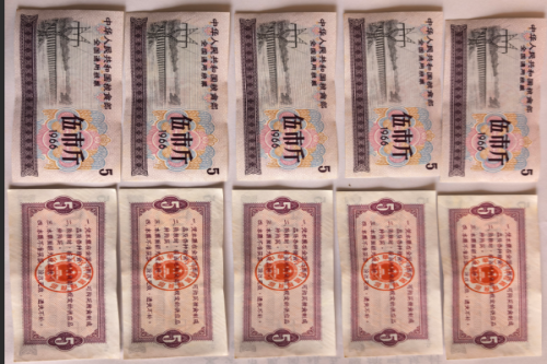 一位来自深圳的钱老师，有一些藏品和老物件，急需出手，有意者联系，价格好商量。