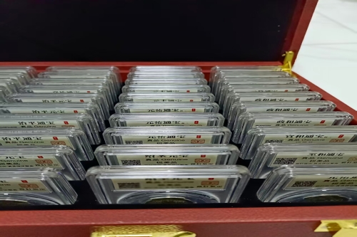 一位来住广东省河源市的邓老师，有一些藏品和老物件，急需出手，有意者联系，价格好商量。