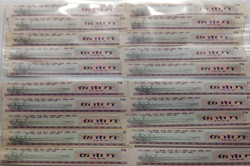 一位来住宁夏银川市的万老师，有一些藏品和老物件，急需出手，有意者联系，价格好商量。