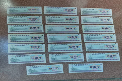 一位来自江西省上饶市的余老师，有一些藏品和很好的老物件，急需找到爱好的收藏家，有意者请联系我。目前藏友老师比较着急，只要您是真心诚意想要收藏，一切好商量。