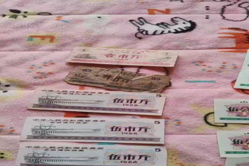 一位来自山西省太原市的唐老师，有一些藏品和很好的老物件，急需找到爱好的收藏家，有意者请联系我。目前藏友老师比较着急，只要您是真心诚意想要收藏，一切好商量。