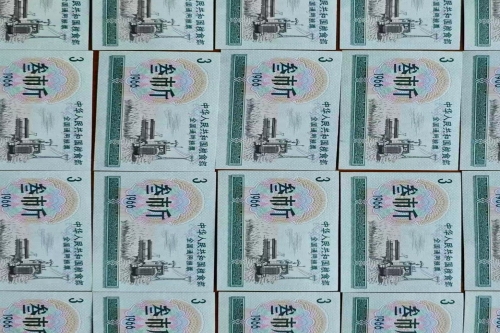 一位来住陕西省西安市的周老师，有一些藏品和老物件，急需出手。有意者联系，价格好商量。