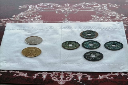 一位来自福建省的钱老师，有一些藏品和老物件，急需出手，有意者联系，价格好商量。