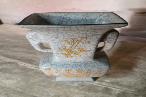 一位来自安徽省的黄老师，有一些藏品和老物件，急需出手，有意者联系，价格好商量。