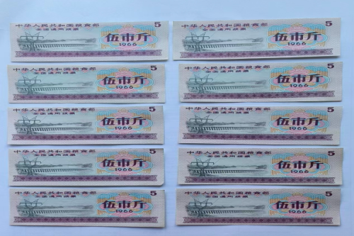 一位来自江苏省镇江市的马老师，有一些藏品和老物件，急需出手，有意者联系，价格好商量。